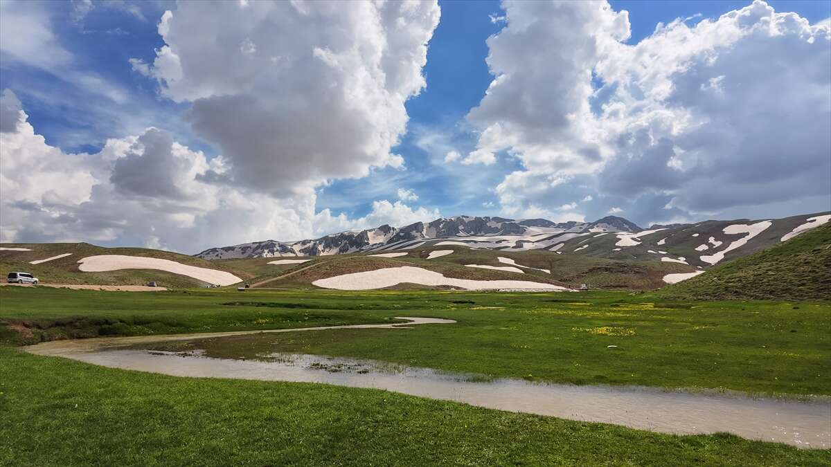 Konya sınırında iki mevsim bir arada! 2 bin rakımlı yaylada kış direniyor, bahar coşuyor 9